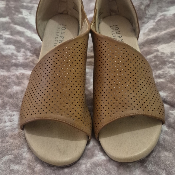 Journee Collection Women's Tan Sandals - Picture 4 of 5